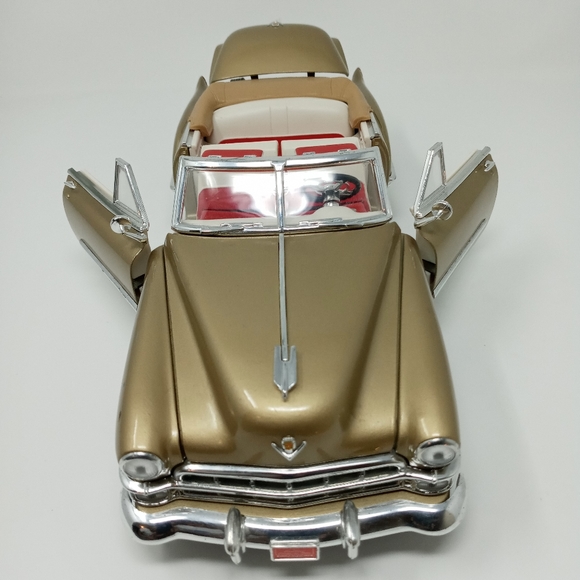 Diecast 1/18 Scale Cadillac - Picture 12 of 16